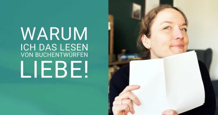 Schriftzug Warum ich das Lesen von Buchentwürfen liebe. Svenja Hirsch hält ausgedruckte Seiten hoch