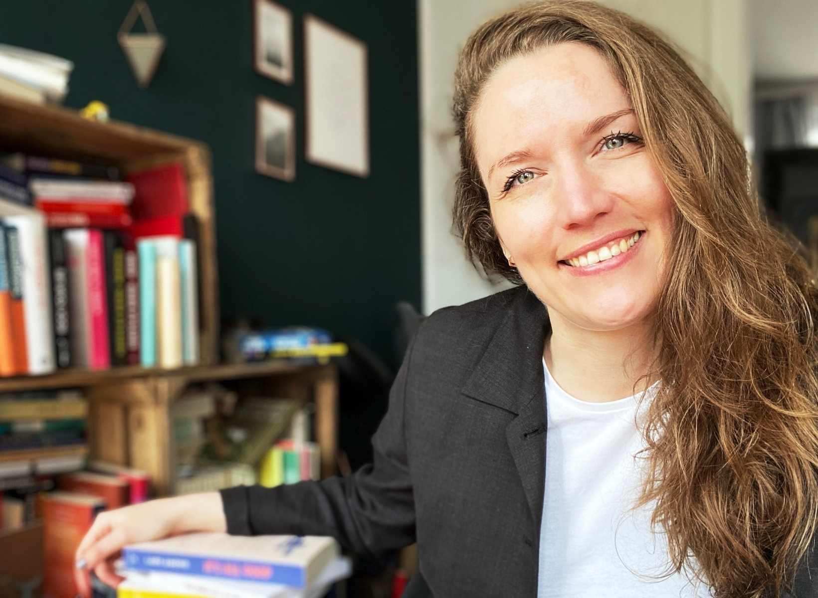 Svenja Hirsch vor Bücherregal und Bücherstapel, Titelbild Free Workshop