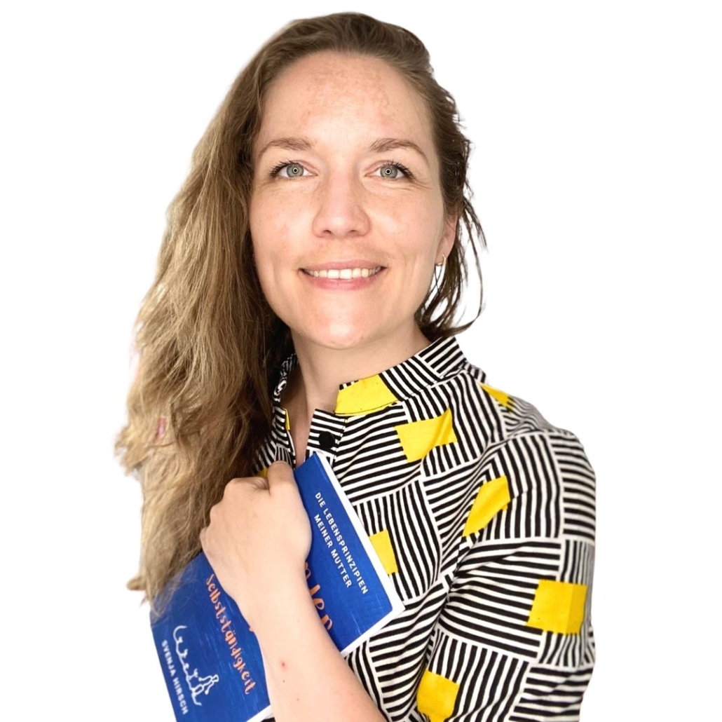Svenja Hirsch in gemustertem Kleid und Buch in der Hand, freigestellt