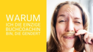 Die einzige Buchcoachin die gendert Schriftzug Die einzige Buchcoachin die gendert auf gelbem Hintergrund. Daneben Foto von Svenja Hirsch, die sich eine Haarsträhne wie einen Bart vor den Mund hält