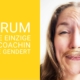 Schriftzug Die einzige Buchcoachin die gendert auf gelbem Hintergrund. Daneben Foto von Svenja Hirsch, die sich eine Haarsträhne wie einen Bart vor den Mund hält