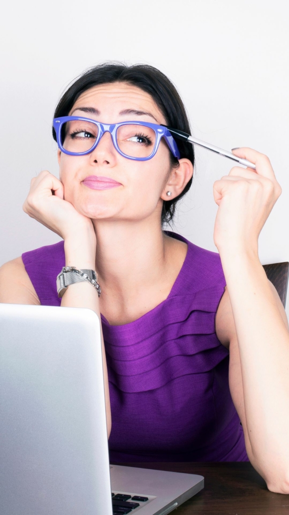 Jahresmentoring, Buchcoach, Buchcoaching, Frau mit Stift, blaue Brille, lila Top